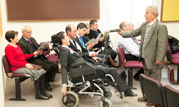 ကွန်ပျူတာရဲ့အသံကနေ စည်းဝေးမှာ မှတ်ချက်ပေးနေတဲ့ ဂျိုင်ရို