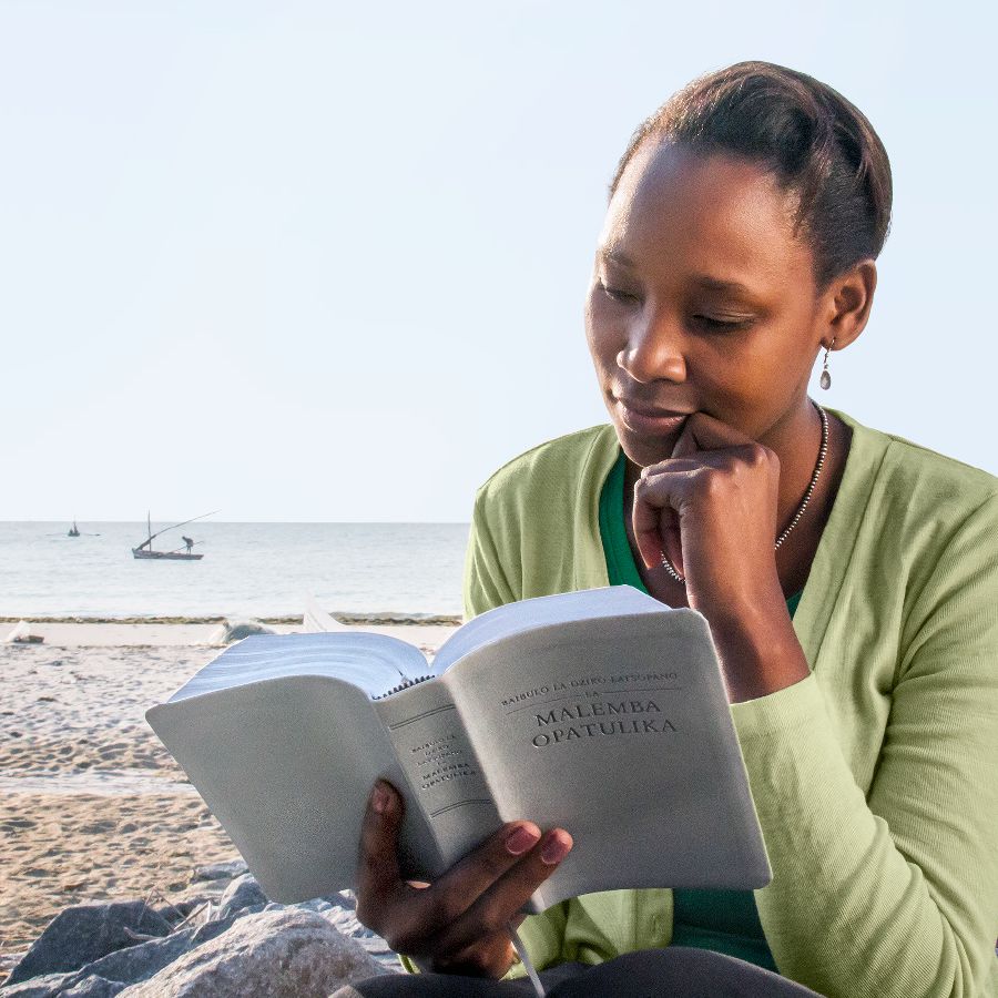 အမျိုးသမီးတစ်ယောက် ကျမ်းစာဖတ်နေ