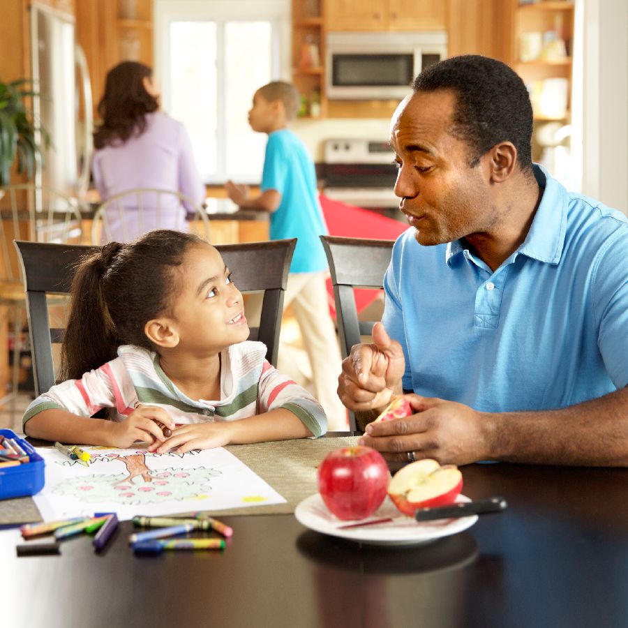 အဖေက သမီးကို ပန်းသီးသုံးပြီး ယေဟောဝါအကြောင်း သင်ပေးနေစဉ်