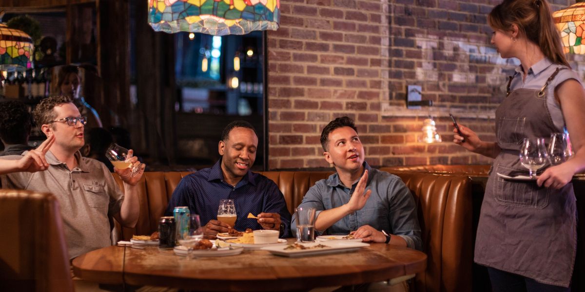 စားသောက်ဆိုင်မှာ ညီအစ်ကိုသုံးယောက် စားသောက်နေ။ ညီအစ်ကိုနှစ်ယောက် အရက်ယမကာ သောက်။ တစ်ယောက်ကတော့ မသောက်။ စားပွဲထိုးကို သောက်စရာ မှာနေ။ အရက်မသောက်တဲ့ ညီအစ်ကို ယဉ်ယဉ်ကျေးကျေး ငြင်း။ အရက်သောက်တဲ့ ညီအစ်ကို ထပ်မှာနေ။