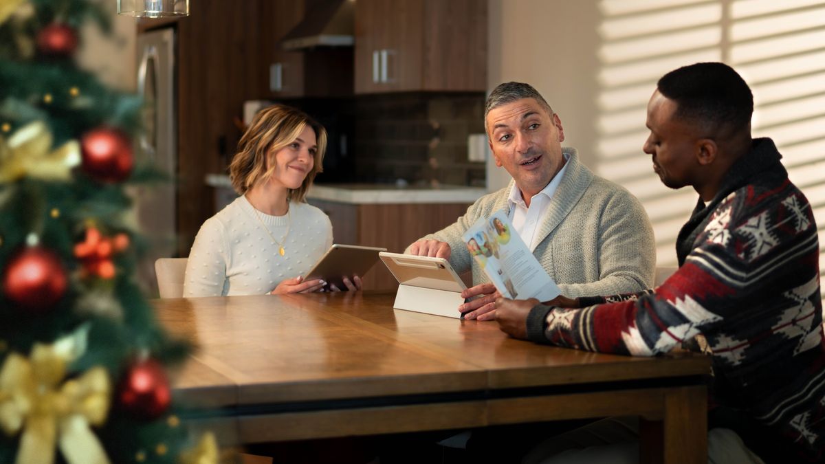 ရှေ့ရုပ်ပုံမှာပါတဲ့ မောင်နှံစုံက “ပျော်စရာဘဝ ထာဝရစံစားကြ” ဘရိုရှာကို အိမ်ရှင်အမျိုးသားနဲ့ အတူလေ့လာနေ။ အနားမှာ ခရစ္စမတ်သစ်ပင်ရှိနေ။