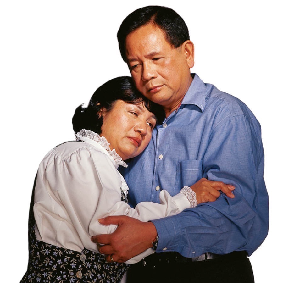 တစ်ယောက်ကို တစ်ယောက် ဖက်ပြီး ဝမ်းနည်းနေသောမောင်နှံ