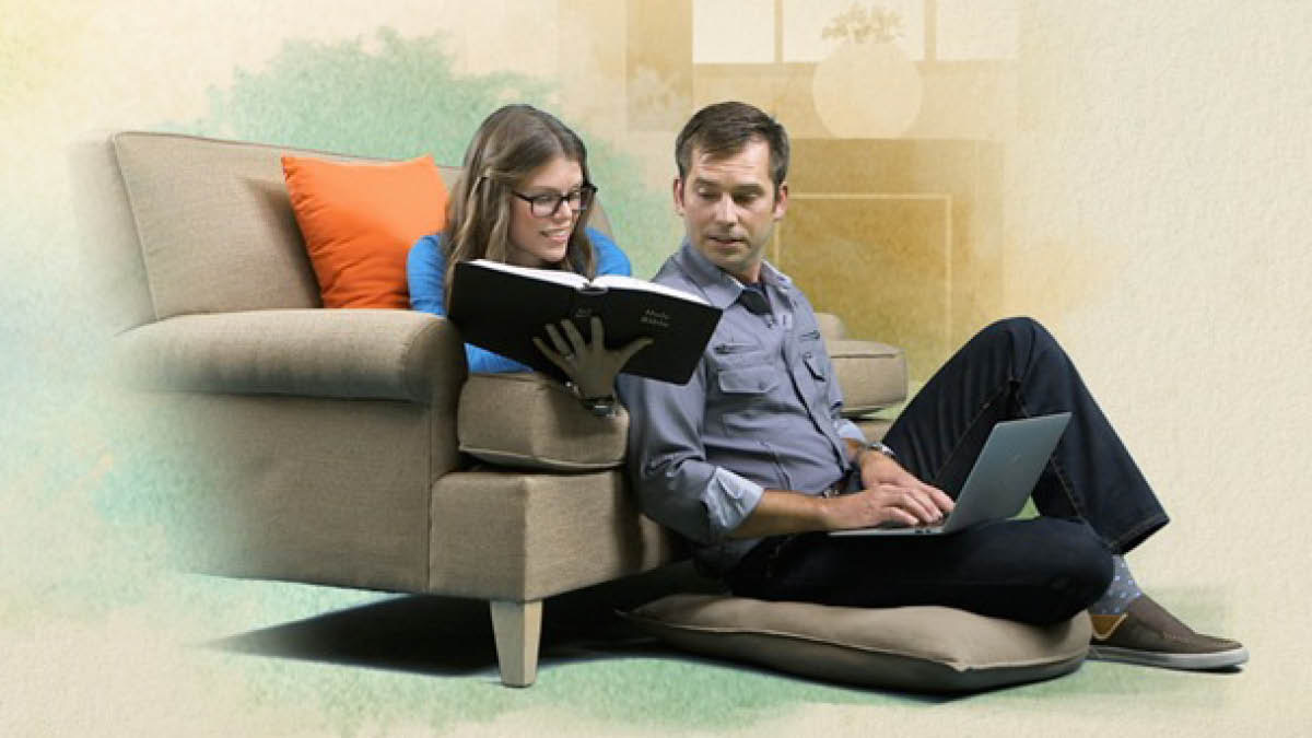 Tlaixkopinajli itech video “¿Tleka noneki timomachtis Biblia?”. Se siuatl kititia iueuentsin itlaj tlen okipouj ipan Biblia.