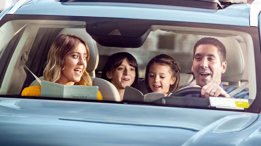 Se familia yauj tlanechikojli, niman ijkuak yauej ipan incarro nomajmachtiaj tlakuikaltin tlen ika tikueyichiuaj toTajtsin