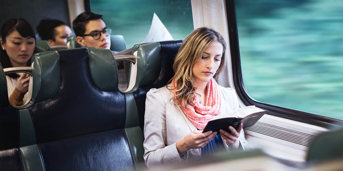 Se siuatl kipoua Biblia ipan tren