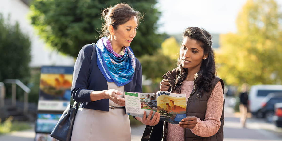 A sister talking to a woman about a subject from an issue of ‘Awake!’