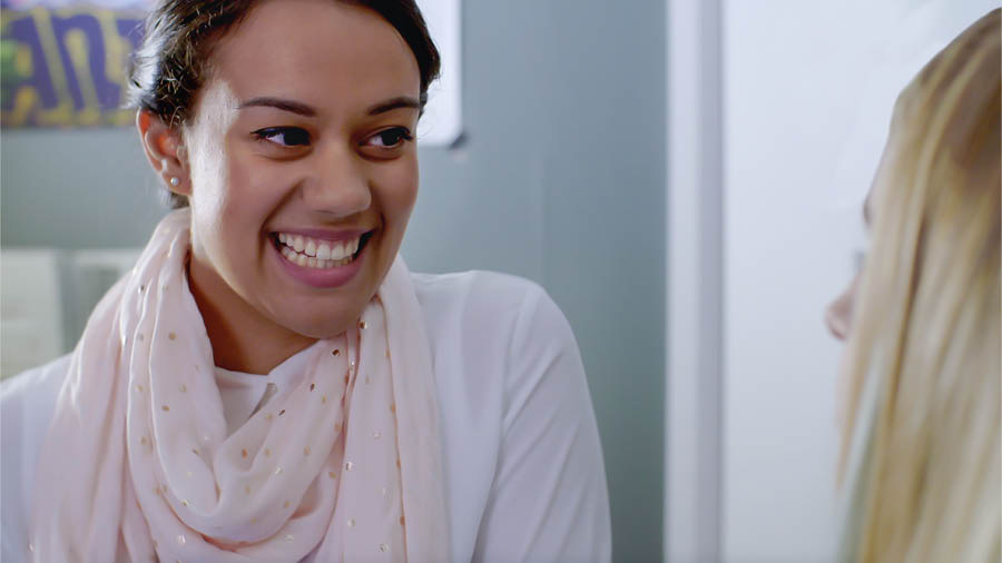A scene from the video “Experience the Joy of Disciple-Making​—Accept Jehovah’s Help—​Using Research Tools.” Neeta happily shares with Jade what she found from her research.