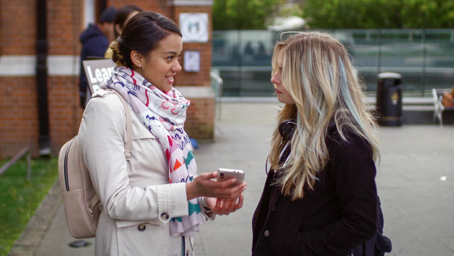 A scene from the video ‘Experience the Joy of Disciple-Making​—Improve Your Skills—​Asking Questions.’ Neeta asks Jade a question after reading a scripture.