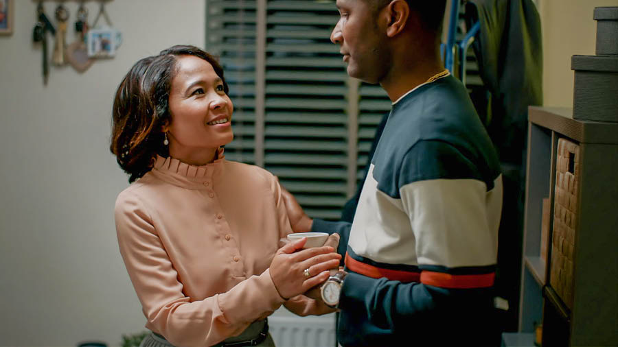 A scene from the video ‘Display Unfailing Love in Your Family.’ After returning home from a meeting, a sister patiently listens to her non-Witness husband and reassures him.