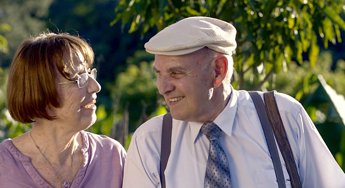 A scene from the video “Display Unfailing Love in the Congregation​—To Full-Time Ministers.” Joseph and Anita DeVito work together in the field ministry.