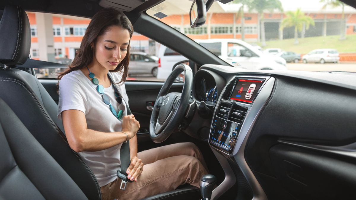 Mlongo akumanga lamba asanayambe kuyendetsa galimoto.