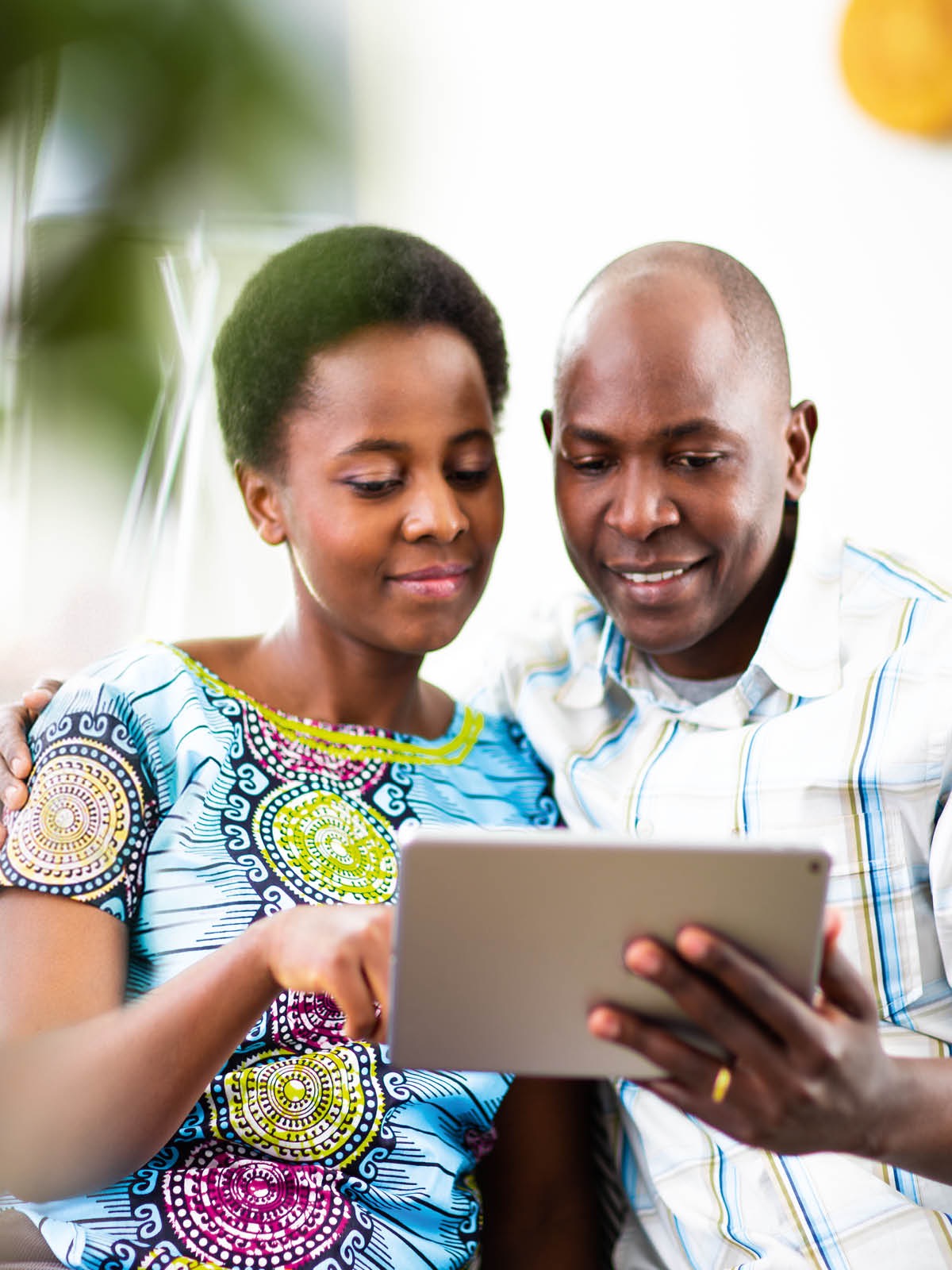 Banja liri kuwerenga nkhani inango mu tablet mwawo.
