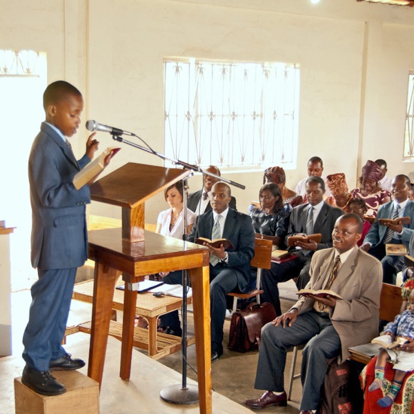 Mboni ya Yahova inkuwerenga Bibliya ku Uganda