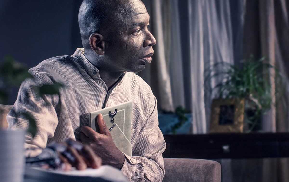M’bale omwe afedwa mkazace akusunama pomwe akuwona foto ya mkazaceyo.