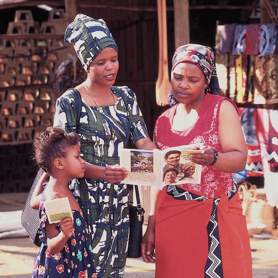 Mboni ya Yahova na mwana wace wacikazi akupalizira mkazi mu loja