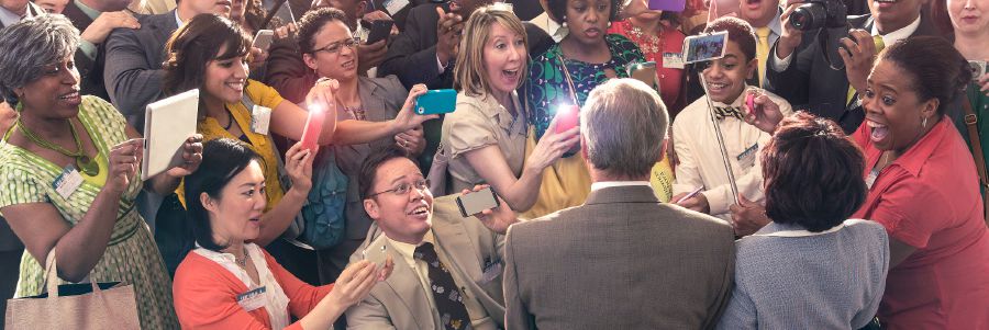 M’bale wacikristau pabodzi na mkazace, adazunguliridwa na wanthu womwe ankuwacosa mafoto