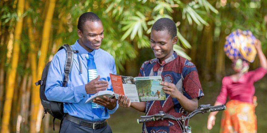 M’bale ankugawira revista ya Galamukani! mwamuna munango