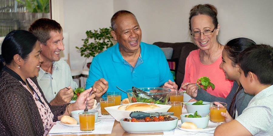 Renée Leron and his wife share a meal with friends