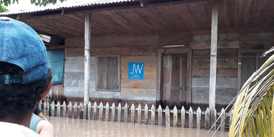 Galma Walgaʼii Laakruuzitti argamu. Lolaan kun girgiddaa Galma Walgaʼii walakkaa bira kan gaʼe siʼa taʼu, dallaa galma walgaʼii dura jiru immoo liqimsuu bira gaʼeera.