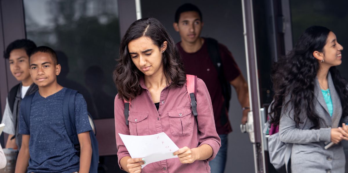 Ijoolleen umurii waggoota kurnanii keessatti argaman yeroo mana barumsaatii baʼan. Shamarreen tokko qabxii qormaata ishii abdii kutannaadhaan ilaalaa jirti.