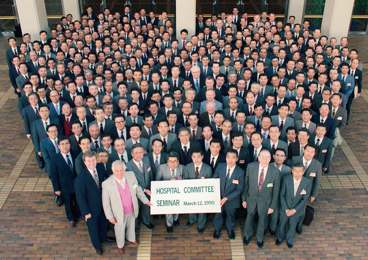 Yugiinii fi obboloonni garee tokkoon jiran Seeminaara Koree Hospitaalaan Wal Qunnamsiisu ilaalchisee Bitootessa 12, 1990 Jaappaanitti godhame irratti.