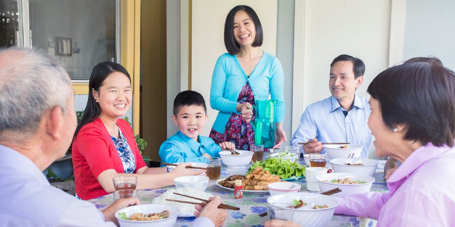 Maatiin tokko hiriyoota gaaʼelaa tokkoo wajjin nyaata nyaachuudhaan keessummummaa yommuu isaan simatan