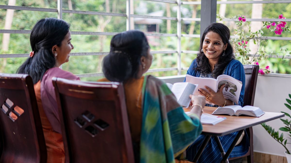 Dhugaa Baatonni Yihowaa lama kitaaba “Bara Baraaf Gammachuudhaan Jiraadhu!” jedhamutti fayyadamanii dubartii takka Kitaaba Qulqulluu q⁠o⁠ʼachiisaa jiru.