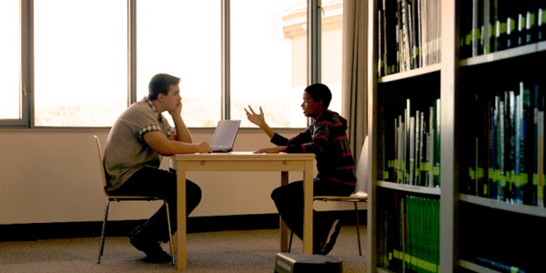 ਇਕ ਨੌਜਵਾਨ ਆਪਣੇ ਨਾਲ ਪੜ੍ਹਨ ਵਾਲੇ ਨੂੰ ਸਮਝਾਉਂਦਾ ਹੋਇਆ ਕਿ ਉਹ ਰੱਬ ʼਤੇ ਵਿਸ਼ਵਾਸ ਕਿਉਂ ਕਰਦਾ ਹੈ