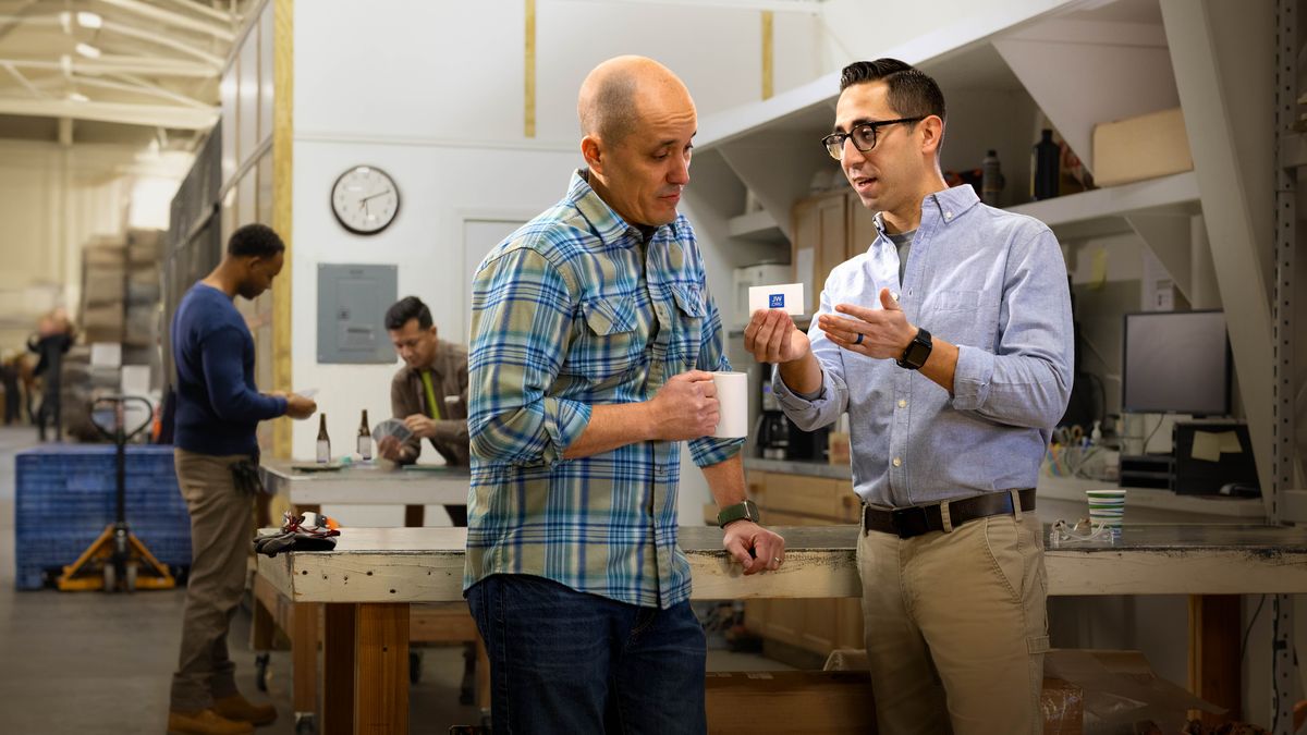 ਬ੍ਰੇਕ ਦੌਰਾਨ ਇਕ ਭਰਾ ਆਪਣੇ ਨਾਲ ਕੰਮ ਕਰਨ ਵਾਲੇ ਇਕ ਵਿਅਕਤੀ ਨੂੰ jw.org ਸੰਪਰਕ ਕਾਰਡ ਦੇ ਰਿਹਾ ਹੈ।