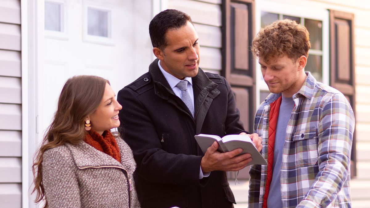 ਇਕ ਜੋੜਾ ਘਰ-ਘਰ ਪ੍ਰਚਾਰ ਦੌਰਾਨ ਇਕ ਨੌਜਵਾਨ ਨੂੰ ਬਾਈਬਲ ਤੋਂ ਆਇਤ ਪੜ੍ਹ ਕੇ ਸੁਣ ਰਿਹਾ ਹੈ।