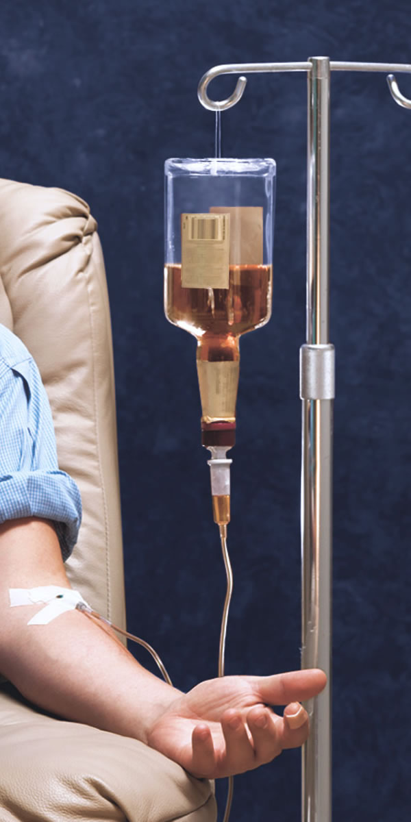 Un boter di alcohol inyecta via infuus den un homber su man