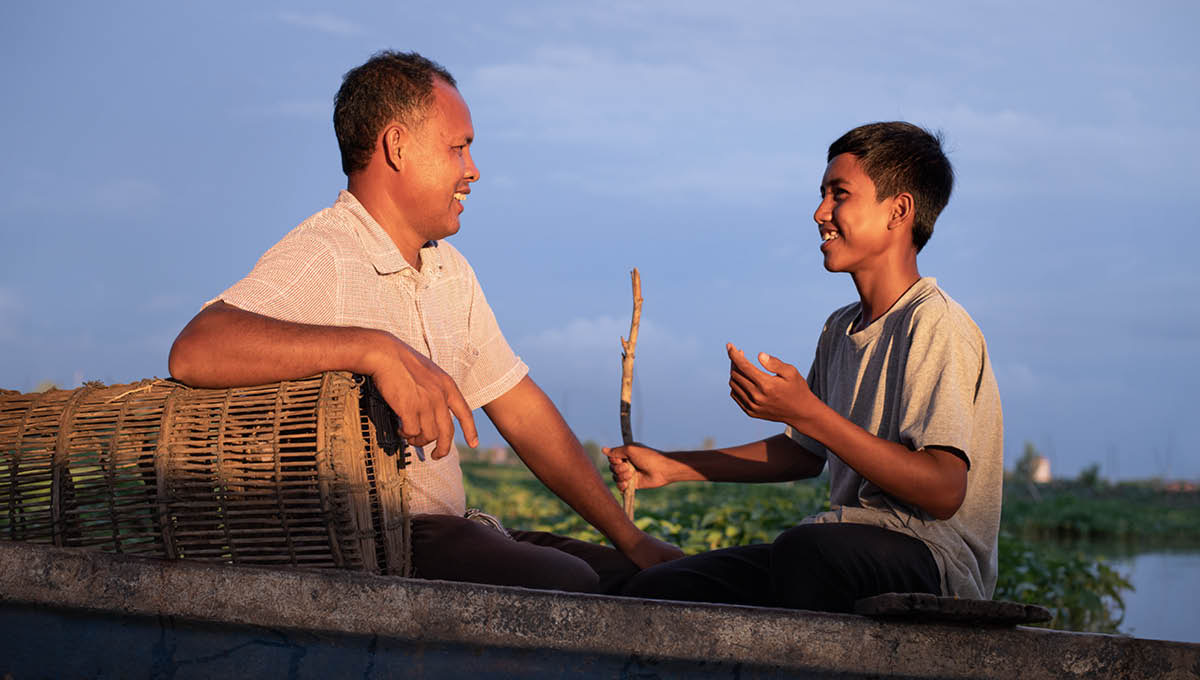 Wanfala dadi and teenage son blo hem hapi for story tugeta insaed lo wanfala boat.