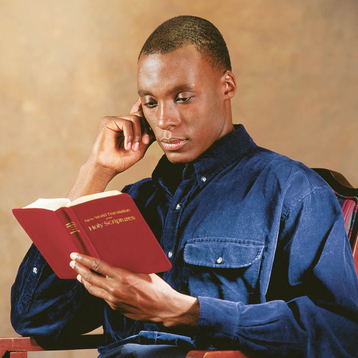 Un omi sta na lei Biblia