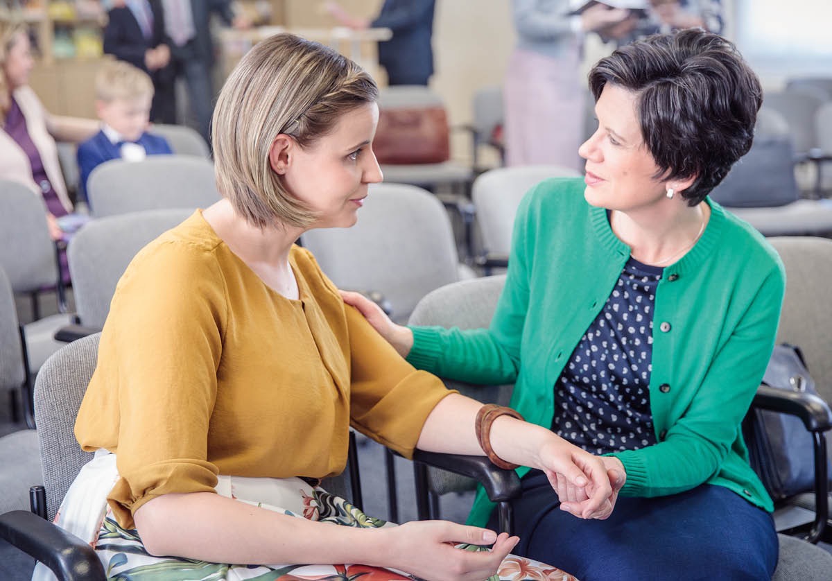 Józef wyjawia swoim braciom, kim jest, a oni patrzą na niego zdumieni.