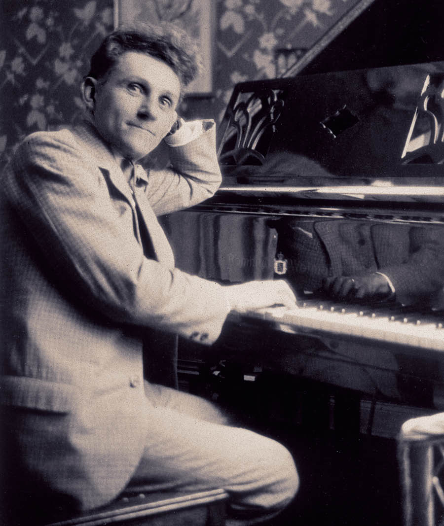 Erich Frost sentado em frente a um piano.