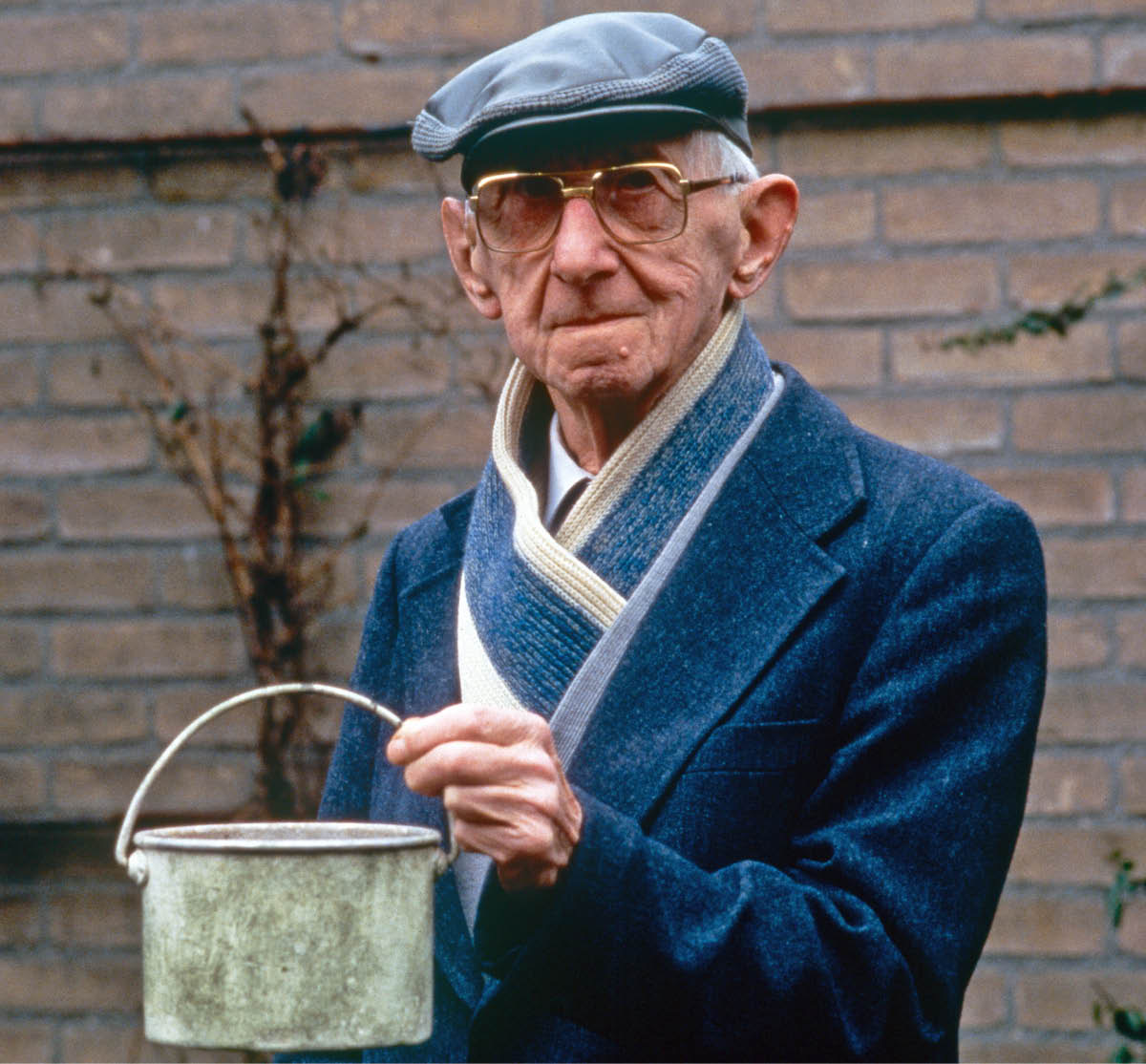 Gerrit Benink com a lata que usava para comer.