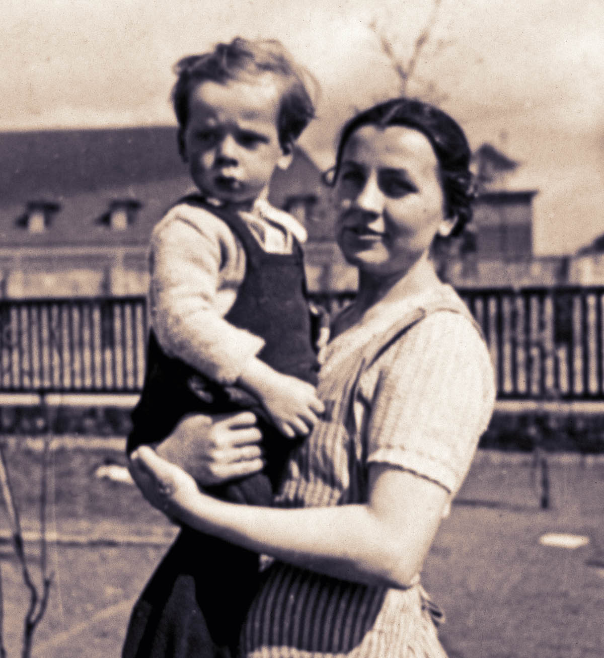 Gertrud Poetzinger segurando o filho de um oficial.