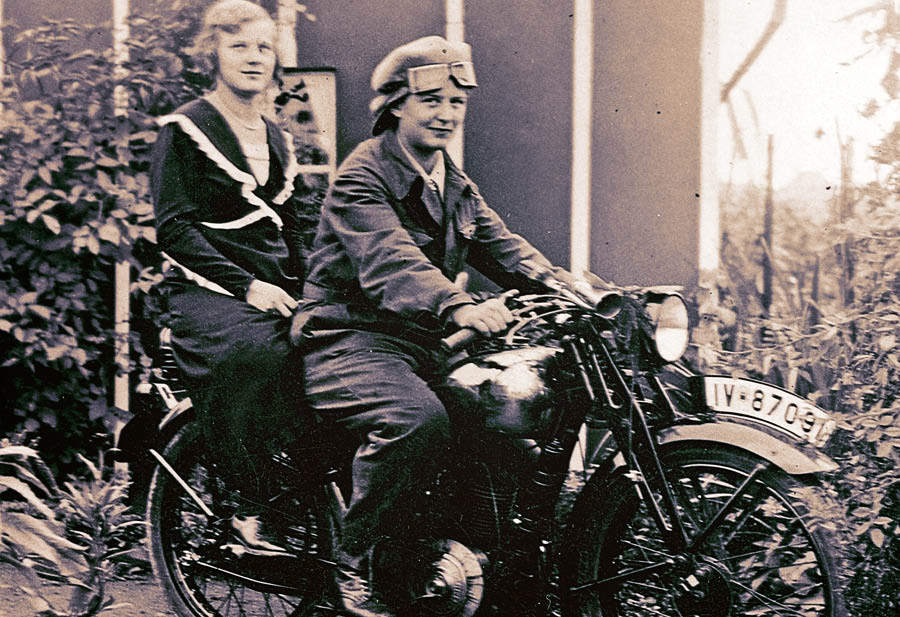Charlotte Müller e Ilse Unterdörfer em uma moto.
