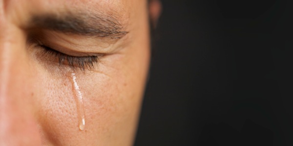 Um homem chorando