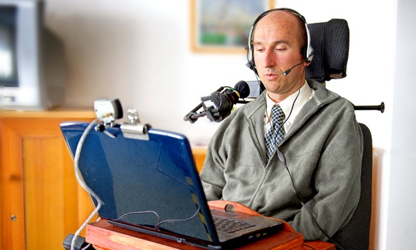Miklós Aleksza usando a tecnologia moderna para se comunicar