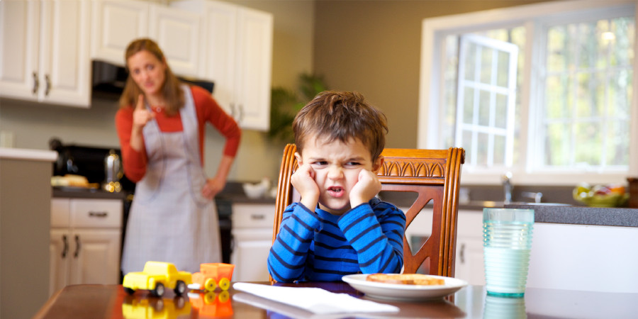 Um menino se recusa a obedecer a mãe