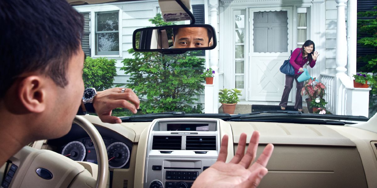 Marido espera impacientemente no carro enquanto sua esposa molha as plantas