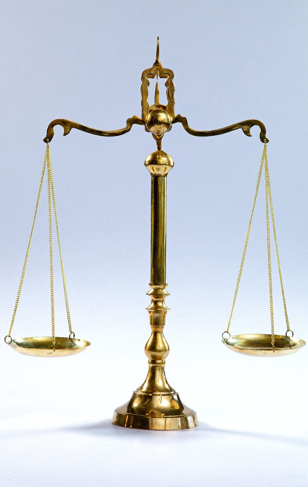 Uma balança com dois pratos equilibrada