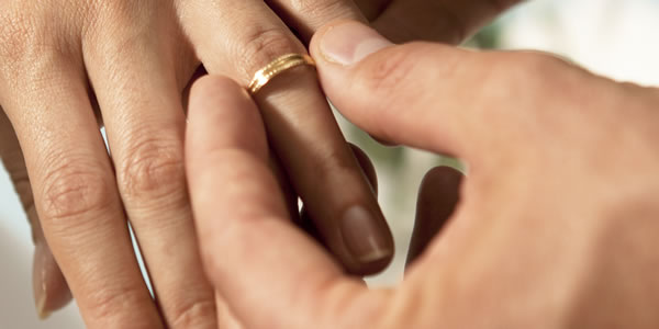 Mãos de um casal de noivos