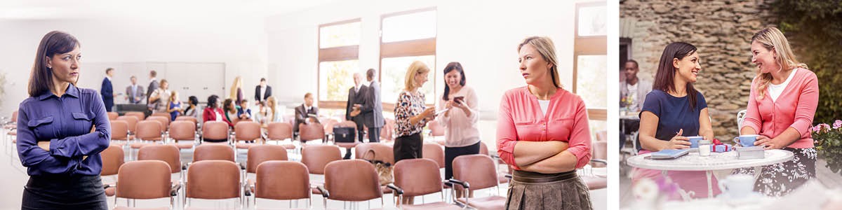 Montagem de fotos. 1. Duas irmãs no Salão do Reino olhando com raiva uma para a outra enquanto outros irmãos no fundo conversam e riem. 2. Essas mesmas irmãs estão sentadas na frente de uma cafeteria, tomando café e tendo uma conversa agradável. Um pequeno presente e uma Bíblia estão em cima da mesa.