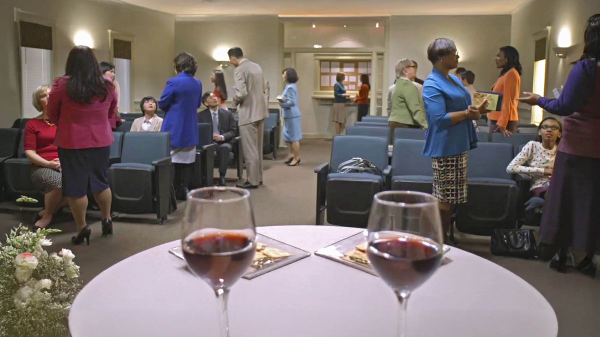 Uma cena do vídeo “Jesus ‘Veio Procurar e Salvar o Que Estava Perdido’”. Irmãos e irmãs no Salão do Reino, na noite da Celebração, conversam uns com os outros.