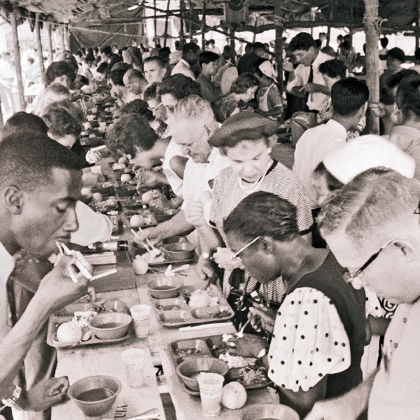 Pessoas comendo em pé em Seul, Coreia