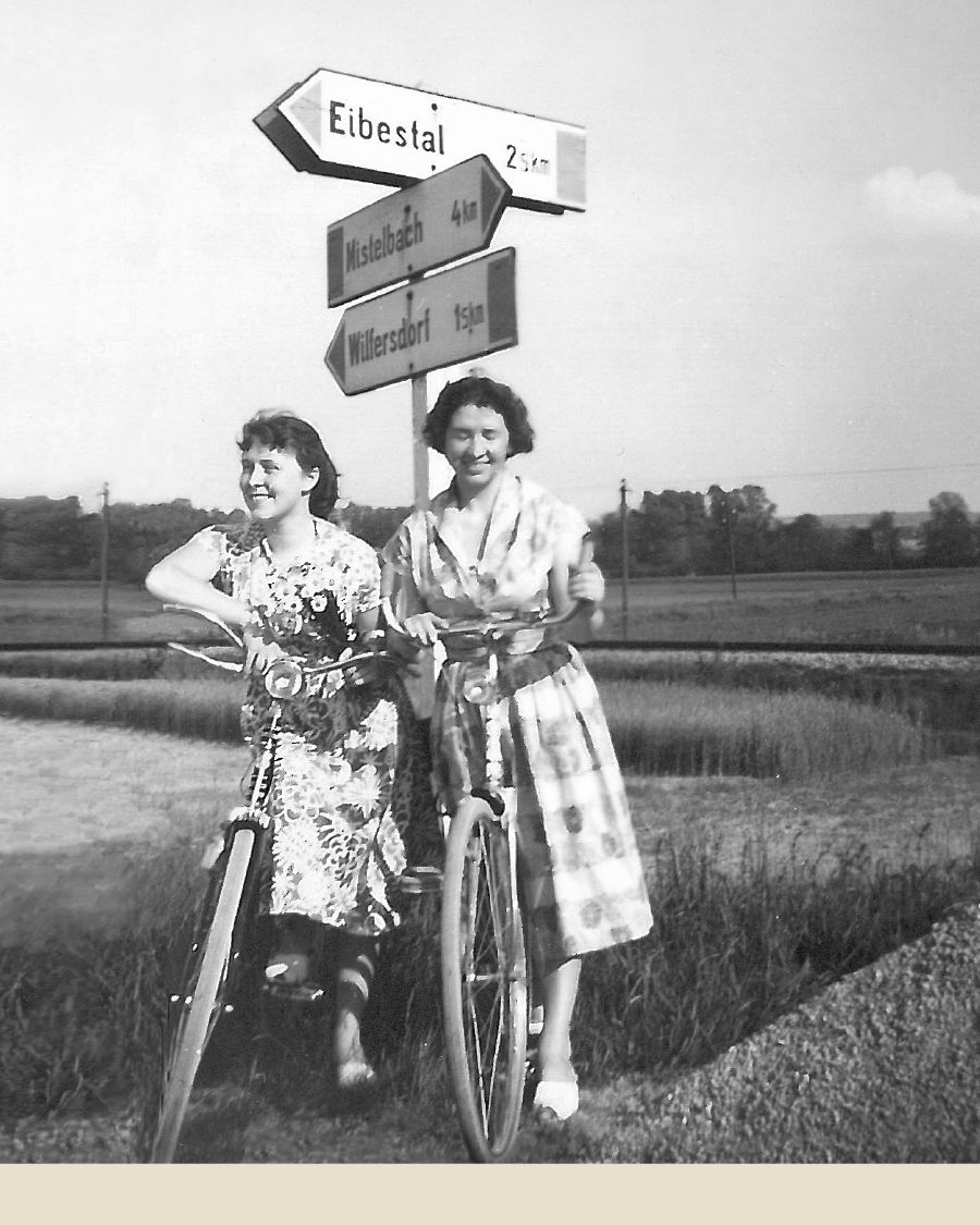 Erika Nöhrer Bright com uma amiga pioneira em Mistelbach, Austria