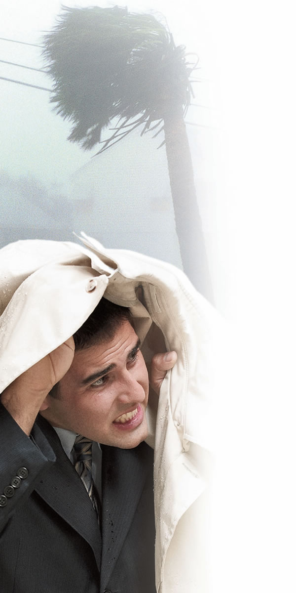 Un hombre buscando refugio en una tormenta
