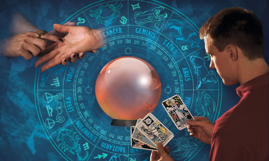 1) Carta astral; 2) Una mujer lee la mano de otra; 3) Un hombre leyendo las cartas del tarot; 4) Bola de cristal